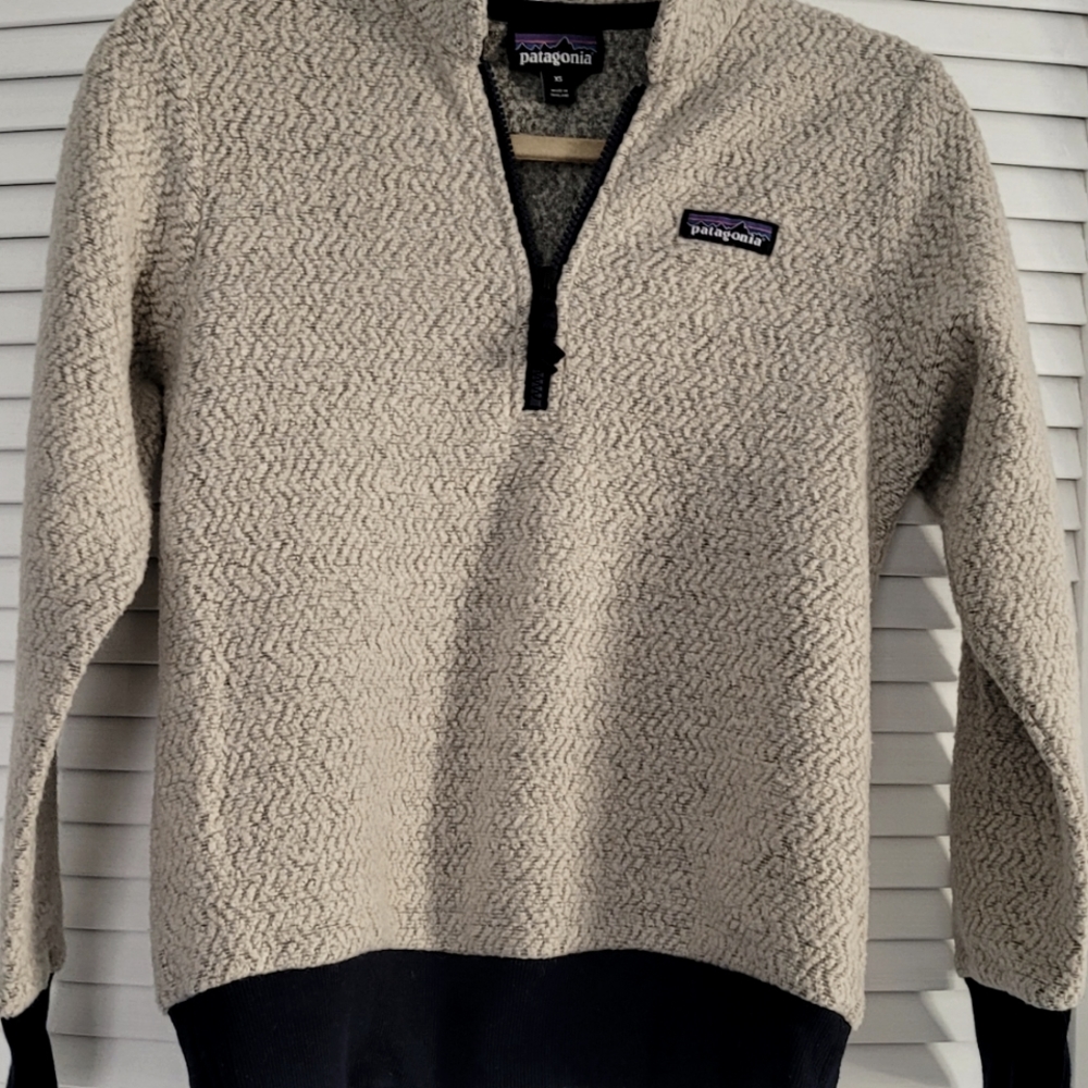 NWOT Patagonia Tan and Navy Woolyester Fleece Quarter Zip